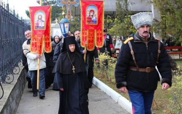 Верующие "маргиналы" разозлили водителей крымских дорог
