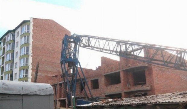 В Черновцах выясняют причину падения 32-метрового крана 