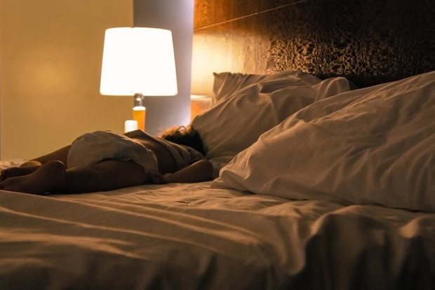 Думка експертів: чим шкідливий сон при включеному світлі