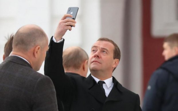 Старый новый премьер Медведев решил вернуть россиян в прошлый век