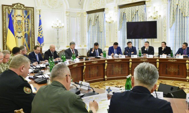 Турчинов похвалився перед Порошенком підсумками воєнного стану: злочинність знизилася, завдання виконані