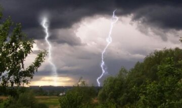 Буря в Дніпрі: жовтий рівень тривоги