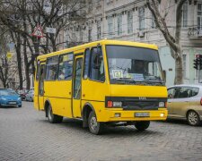 Днепрянин попытался склеить девушку в маршрутке, но подкачало "либидо": пьяного мачо выносили всем салоном, видео