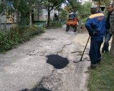 На Волині дітвора зруйнувала "якісний" асфальт (фото)