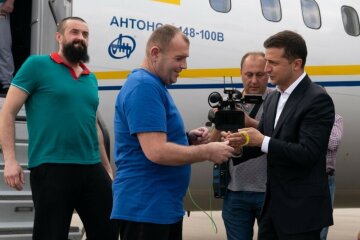 У Зеленського розповіли, як звільнили Сенцова та інших полонених: "Усе почалося з...."