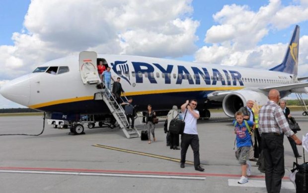 Девушки и пиво: Ryanair вовсю зазывает британцев в Украину