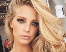 Обраниця сина Шварценеггера позувала у відвертій сукні