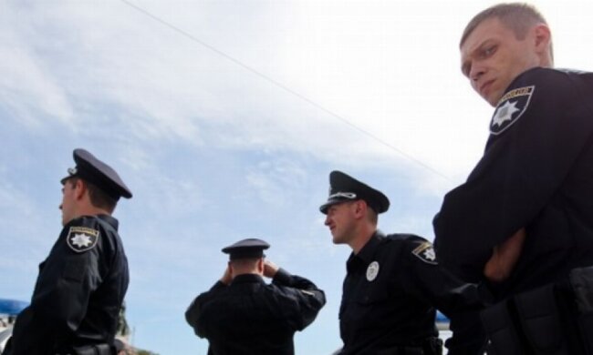 В Киеве ищут серое "Рено", сбившее полицейского