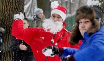 Три сотни киевлян собрались на снежный батл (фото, видео)