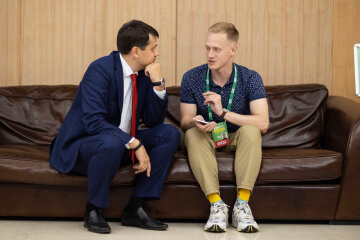 Tesla, BMW Х5 і розкішні будинки: стало відомо, як живе спікер парламенту Разумков