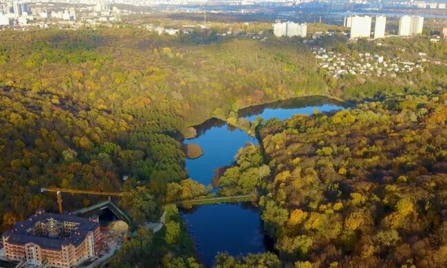 В Киеве горячую воду сливают прямо в озере: "Ее слишком много"