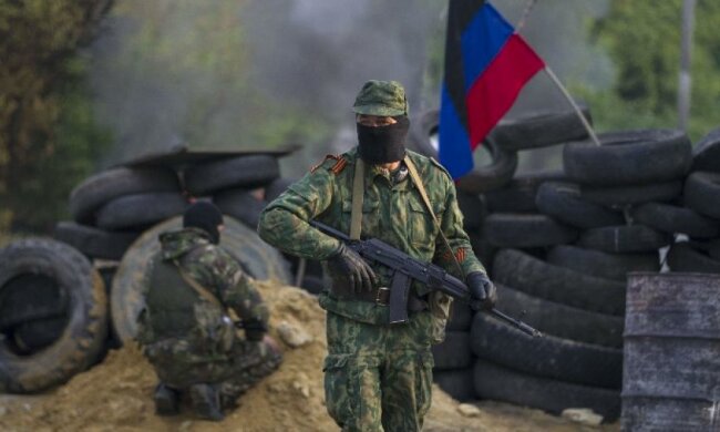 Террористы уничтожают украинскую символику на Донбассе