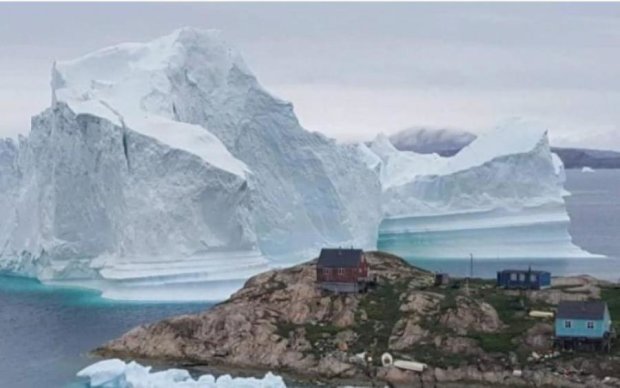 Жахливо прекрасно: величезний айсберг поставив під загрозу існування цілого поселення
