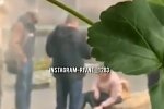 Українку мало не прибило диваном, що летить з вікна: "Дивитися треба, роззяво!"