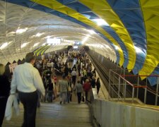 "З легким паром": напівгола харків'янка влаштувала шоу в метро, - всі "свої"