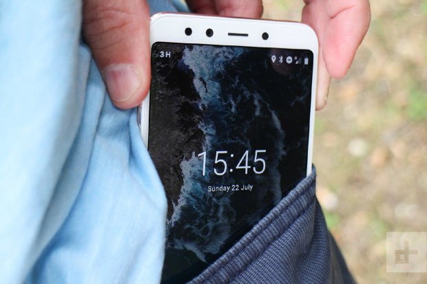 Xiaomi Mi A2: сканер відбитків пальців перетворив смартфон на цеглу