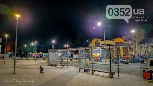 Тернополянам пропонують "поцілувати" зупинку