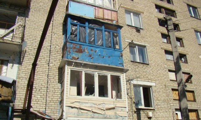 Боевики продолжают разрушать жилые дома Донбасса (фото) 