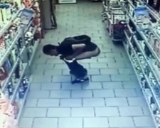Росіянин переплутав супермаркет з туалетом (відео)