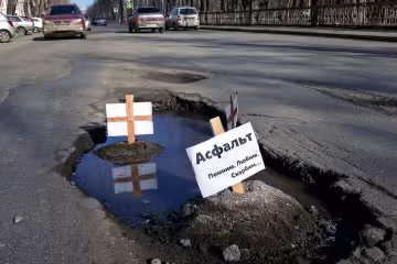 Прикрыли срам матрасом: под Одессой оригинально "залатали" дорогу