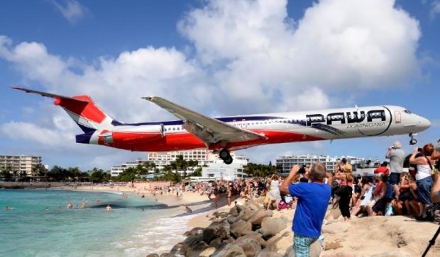 На Карибах самолет едва не сел на голову отдыхающим (видео)