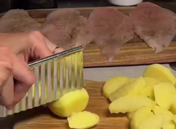 Куриные рулетики в беконе с запечённым картофелем, кадр из видео