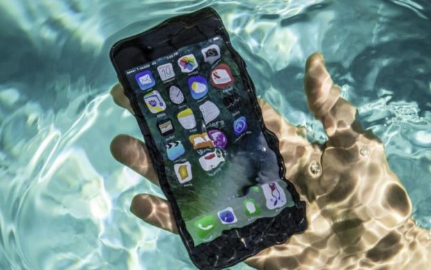 Новый iPhone прошел испытания водой: видео