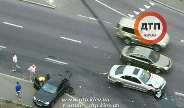 Mercedes "выкинул" с дороги Daewoo в Киеве (фото)