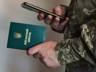 Військовий пенсіонер отримує пенсію