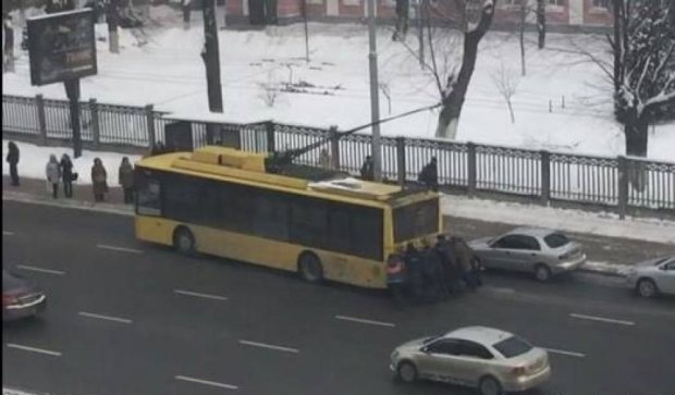Киевляне самостоятельно толкали застрявший троллейбус (фото)