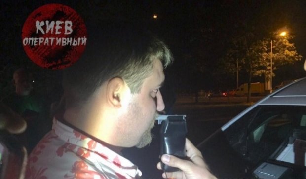 Пьяный водитель уничтожил ограждение в Киеве (ФОТО)