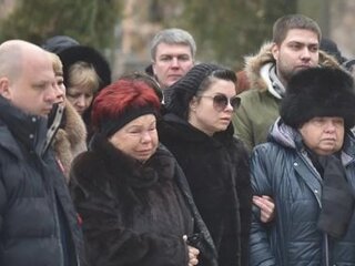 Наташа Королева на похоронах бабушки