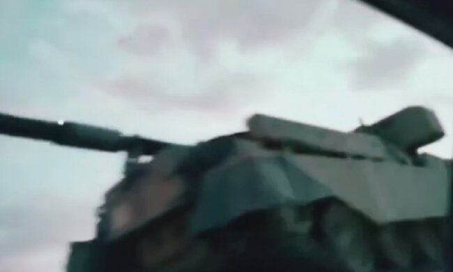 Танки перевозят на границу. Фото: кадр с видео