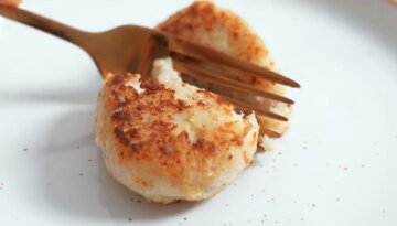 Котлеты из курятины и рыбы: фото скрин Ютуб