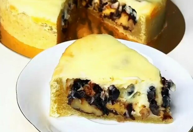 Пирог с черносливом, фото: кадр из видео