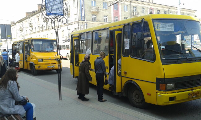 У Дніпрі жінку винесли з маршрутки "вперед ногами": скандальне відео