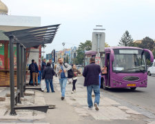 Поліцейська та митник серед ночі поцупили зупинку, але все зафільмувала камера. Соромно дивитися