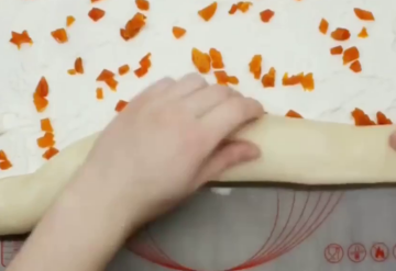 М'які булочки з сиром, кадр з відео
