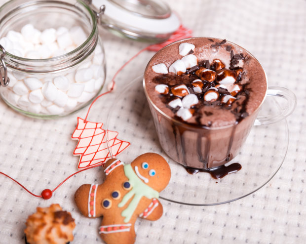 ідеальний рецепт для холодних вечорів: гарячий шоколадний десерт з лікером