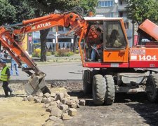 Декомунізація по-львівськи: прибирають радянський асфальт (фото)