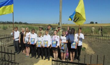 Военные и дети почтили память погибших саперов в Бердянском (фото)