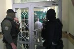В банк Порошенко ворвались люди в масках: фото и подробности