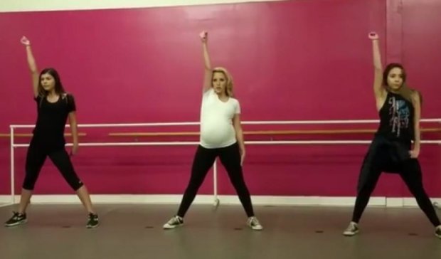 Зажигательный танец беременной женщины покорил интернет (видео)