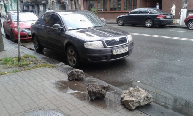 У Києві з'явилися антіпаркувальні валуни часів Київської Русі (фото)