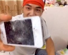 Китайці нищать "Айфони" задля помсти США