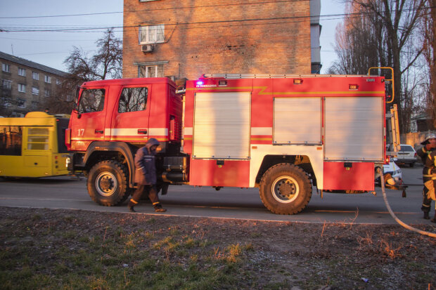 У Києві під аеропортом "Жуляни" палають склади, їдкий дим оповив вулиці - рятувальники напоготові