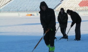 ФК "Зірка" на тракторі та з лопатами прибирає сніг з поля (фото)