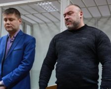 Суд над Крисіним: десятки тітушок оточили будівлю суду