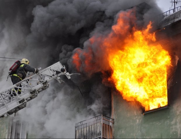 Пожежа у київській багатоповерхівці: десятки рятувальників борються з пекельним вогнем, в мережі з'явилися перші кадри