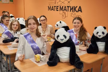 Школярі на святі останнього дзвоника в українській школі, травень 2026